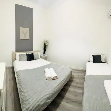 Rooms, Location For Tourists אכסניה